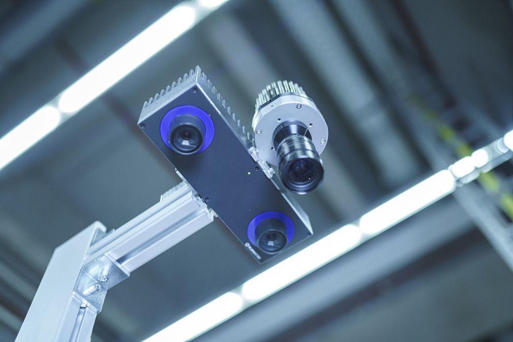 The Vision Eco-System for Schmalz VE4S takes over vision for the cobot.
